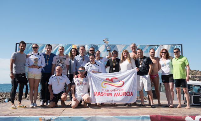El consejero de Turismo, Cultura y Medio Ambiente entrega los premios de la I Travesa a nado de La isla Fun Fest, Foto 1