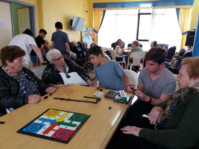 El proyecto intergeneracional del Instituto Prado Mayor, dio por finalizada su andadura con la última visita a la Residencia La Purísima, Foto 3