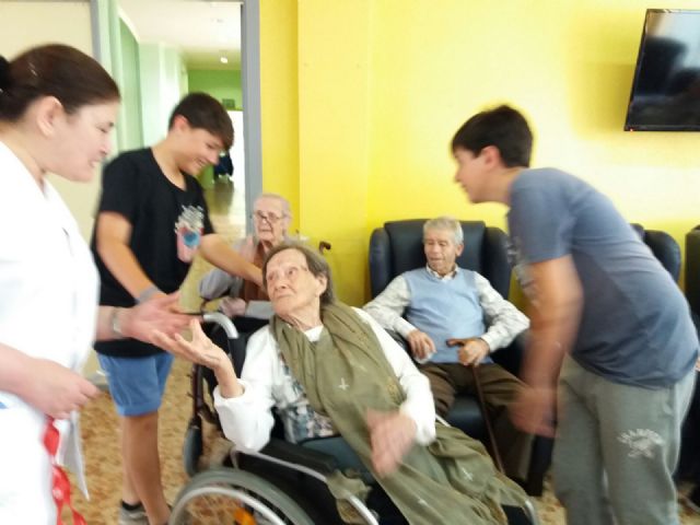El proyecto intergeneracional del Instituto Prado Mayor, dio por finalizada su andadura con la última visita a la Residencia La Purísima, Foto 7