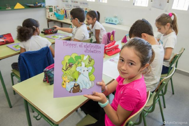 Floppy, el elefantito diabetico enseña a los niños a detectar la enfermedad con un cuento en castellano y arabe - 1, Foto 1