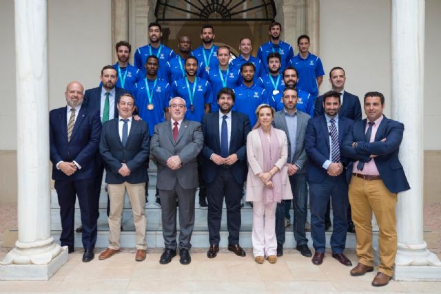 Fernando López Miras recibe al UCAM Murcia C.B. tras su bronce en la Final Four de la Basketball Champions League - 2, Foto 2