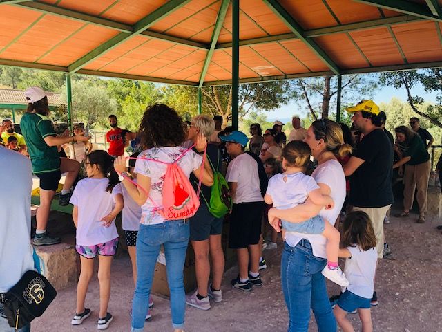 Más de medio centenar de trabajadores de la compañía murciana y sus familiares compartieron una jornada marcada por la concienciación, en la que se plantaron en torno a 200 árboles y arbustos de diferentes especies autóctonas - 1, Foto 1