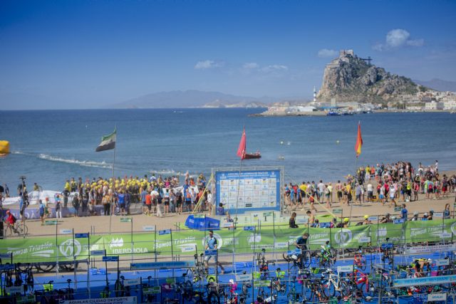 El Ayuntamiento y la Federación Española de Triatlón (FETRI) renuevan el convenio que convierte a Águilas en ciudad preferente para la organización de campeonatos de España de triatlón - 1, Foto 1