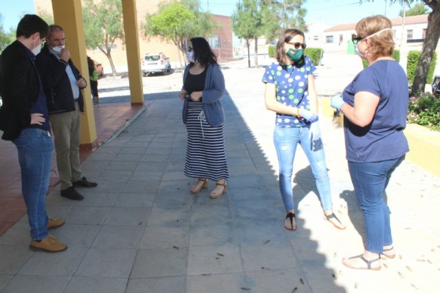 Municipal authorities and neighborhood officials explain the plans that the Public Administrations have for the reopening of the El Paretn-Cantareros Medical Clinic by COVID-19, Foto 2