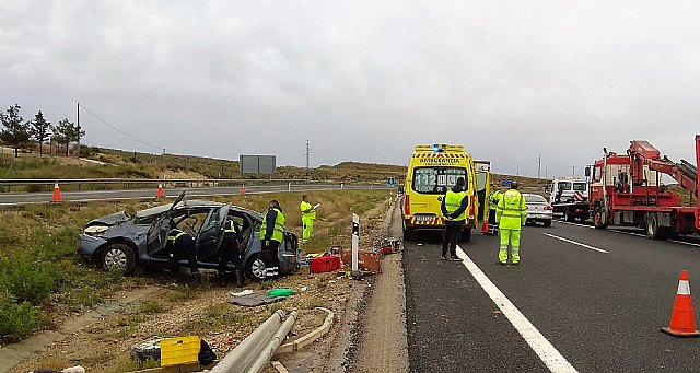 Rescatan a los dos ocupantes de un turismo accidentado en Campos del Río - 1, Foto 1