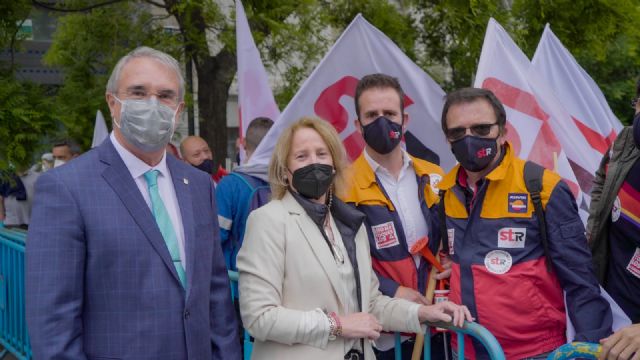 VOX apoya a los representantes del sindicato de trabajadores de Repsol de Cartagena en las puertas del Congreso - 1, Foto 1