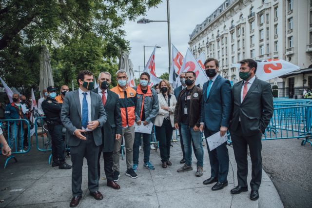 VOX apoya a los representantes del sindicato de trabajadores de Repsol de Cartagena en las puertas del Congreso - 2, Foto 2