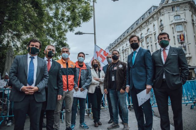 VOX apoya a los representantes del sindicato de trabajadores de Repsol de Cartagena en las puertas del Congreso - 4, Foto 4