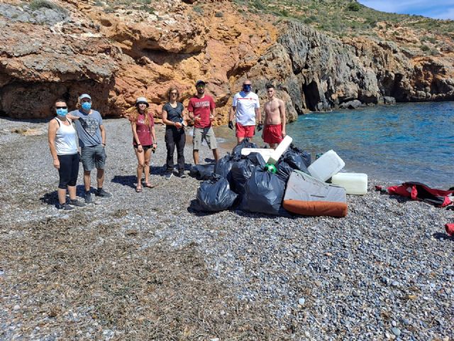 Personas voluntarias celebran el Día Internacional de Cruz Roja recogiendo residuos en las playas de Cabo de Palos, en Cartagena - 1, Foto 1