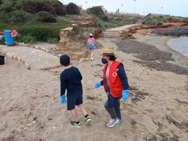 Personas voluntarias celebran el Día Internacional de Cruz Roja recogiendo residuos en las playas de Cabo de Palos, en Cartagena - 2, Foto 2