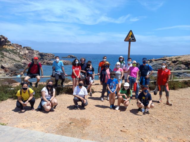 Personas voluntarias celebran el Día Internacional de Cruz Roja recogiendo residuos en las playas de Cabo de Palos, en Cartagena - 3, Foto 3