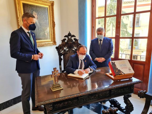 El alcalde de Caravaca recibe de manos del embajador ante la UNESCO el documento que acredita que los Caballos del Vino son Patrimonio Cultural Inmaterial de la Humanidad - 2, Foto 2