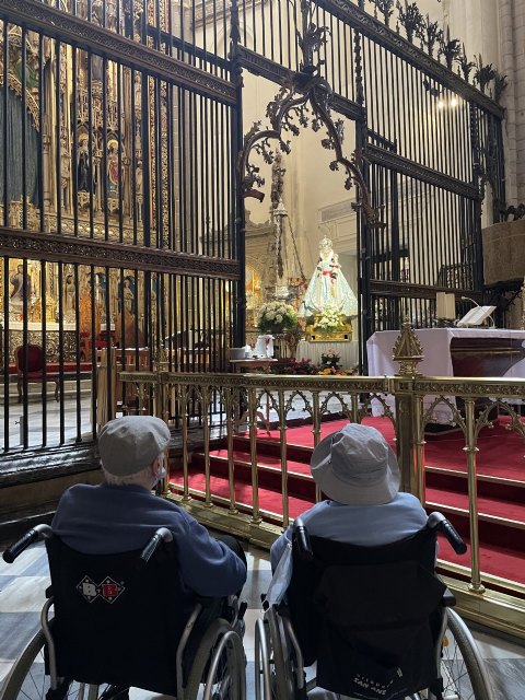  Los residentes del centro sociosanitario HLA Belén durante su visita a la catedral , Foto 1