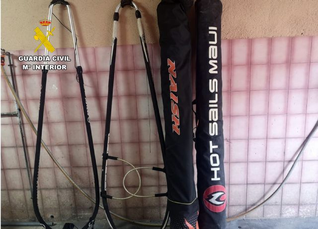 La Guardia Civil detiene en Águilas a los tres presuntos autores de un robo en una empresa de deportes acuáticos - 5, Foto 5