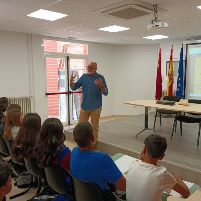 Puebla, el gran dibujante e ilustrador murciano, visita el IES Valle del Segura de Banca - 3, Foto 3