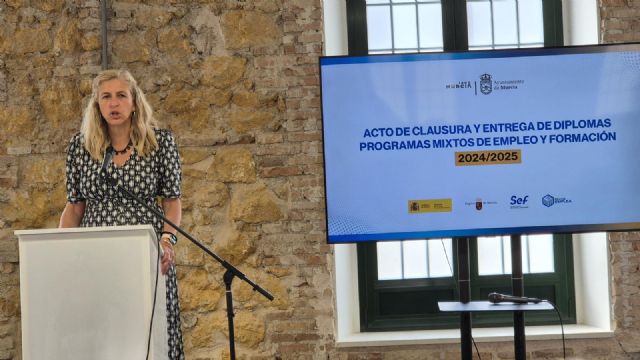 93 alumnos trabajadores reciben los diplomas tras finalizar los programas mixtos de empleo y formación del Ayuntamiento de Murcia - 2, Foto 2