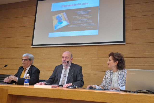 Un libro recoge la historia de más de 120 monumentos y estatuas de Cartagena - 1, Foto 1