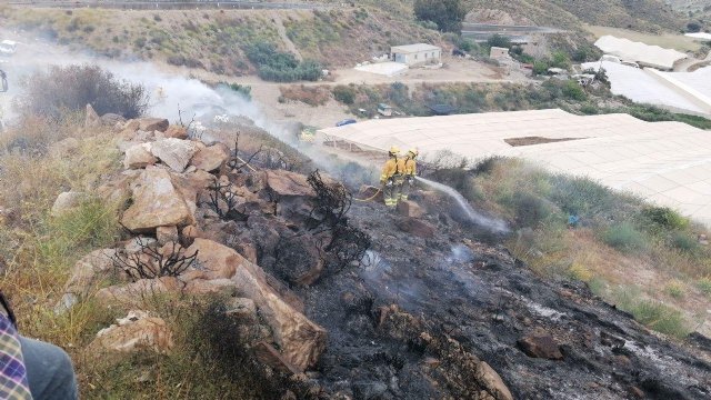 Apagan una quema descontrolada que ha provocado un conato de incendio forestal en Ugéjar (Lorca) - 1, Foto 1
