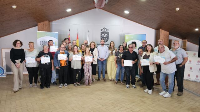 Veinte alumnos finalizan el PMEF ‘Forma [+] Los Alcázares’ tras contribuir a la mejora de nuestros espacios públicos - 2, Foto 2