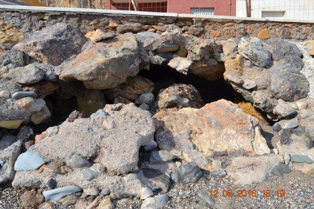 Ciudadanos Cartagena denuncia el deterioro de la vía peatonal en la playa de El Portús y alerta de posibles hundimientos - 1, Foto 1