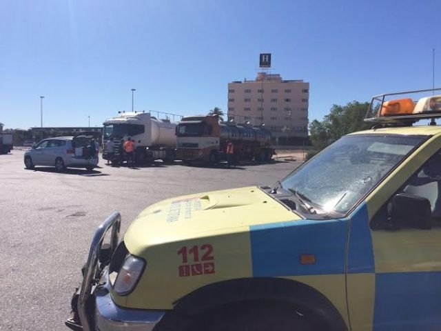 Civil Protection and local police involved in the transfer of nitric acid of a truck that had a leak, Foto 4