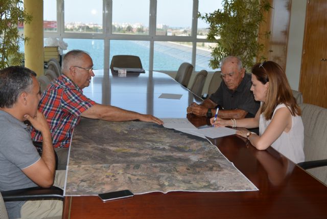 La modificación del perímetro de riego y las bonificaciones fiscales, centran el encuentro entre la alcaldesa y la Comunidad de Regantes - 1, Foto 1