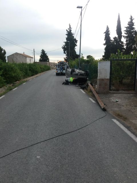 Un turismo queda con las ruedas hacia arriba tras chocar con un poste de teléfonos y su conductor se da a la fuga - 2, Foto 2