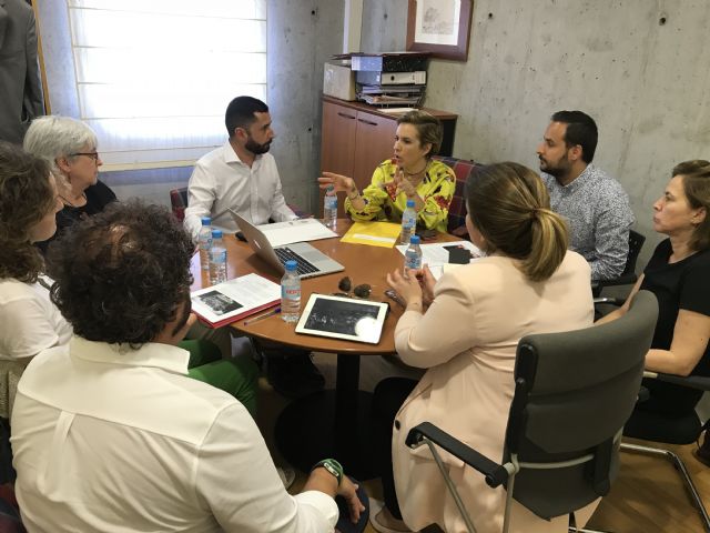 La consejera de Educación se reúne con el coordinador de los Premios Mandarache, Alberto Soler - 1, Foto 1