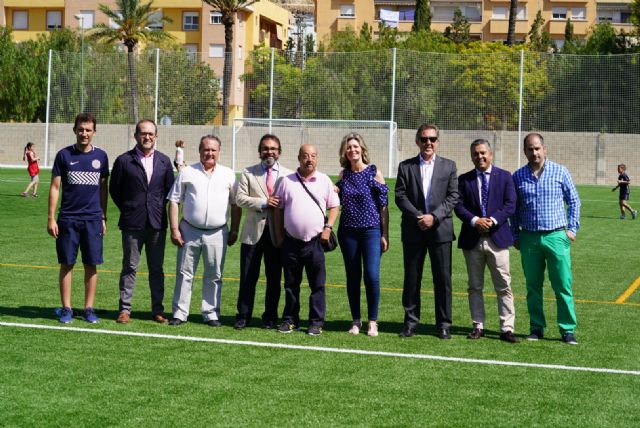 Nuevo césped artificial en el campo de fútbol de Blanca, financiado por el Plan de Obras y Servicios - 1, Foto 1