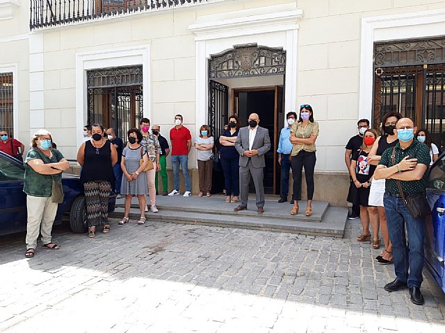 Corporación y funcionarios se concentran a las puertas del ayuntamiento contra la violencia machista - 1, Foto 1