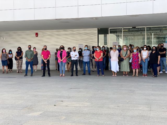 Concentración silenciosa frente al Ayuntamiento de Torre Pacheco contra la violencia machista - 1, Foto 1