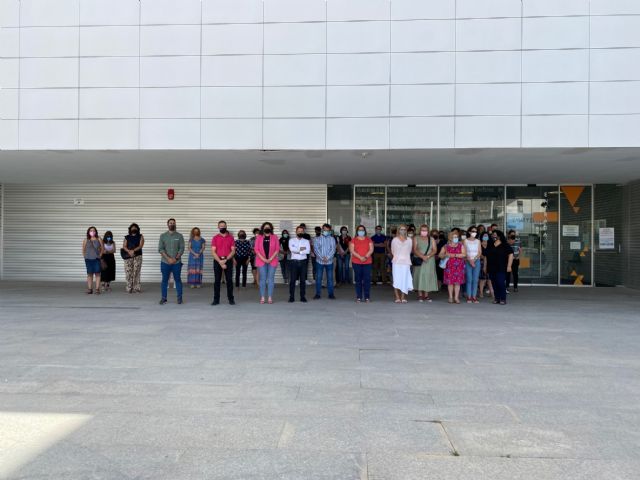 Concentración silenciosa frente al Ayuntamiento de Torre Pacheco contra la violencia machista - 3, Foto 3