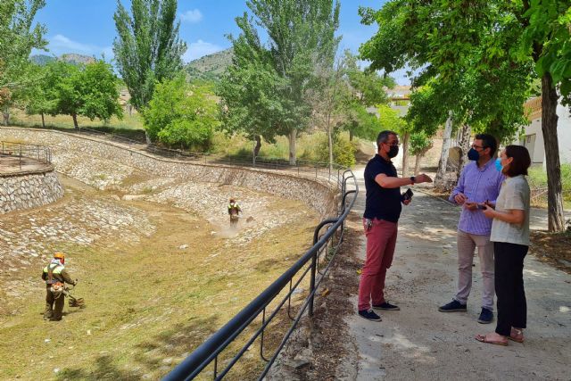 El Ayuntamiento de Caravaca pone en marcha por segundo año un Plan de Choque de Desbroce, que desde finales de mayo trabaja en el casco urbano, pedanías y caminos rurales - 1, Foto 1