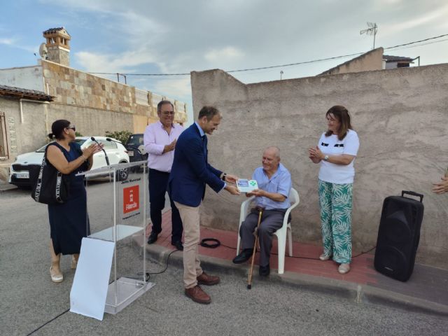 El Ayuntamiento homenajea en vida a un vecino ejemplar de Sangonera la Verde con una placa que da nombre a la calle Ginés de la Farmacia - 1, Foto 1