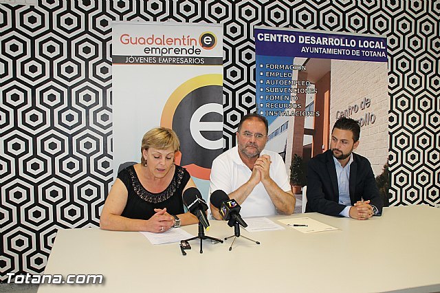 The City Council and the Association of Young Entrepreneurs "Guadalentn Emprende" sign an agreement, Foto 1