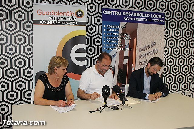 El Ayuntamiento y la Asociación de Jóvenes Empresarios “Guadalentín Emprende” suscriben un convenio, Foto 7