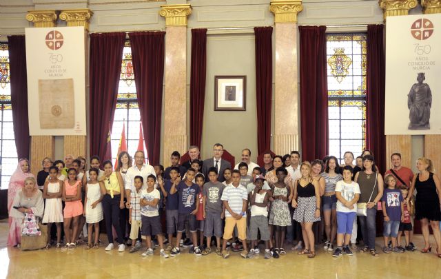 El Salón de Plenos se abre para 23 niños saharauis de los campamentos de Tindouf y sus familias murcianas de acogida - 1, Foto 1