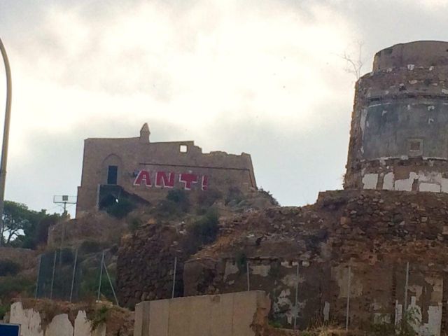 CTSSP llevará un ruego al pleno de julio para que se limpie el grafitti del Castillo del Monte Sacro - 1, Foto 1