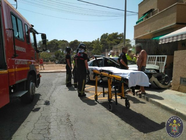 Rescatado un hombre que habia quedado atrapado en su vehiculo tras un accidente de trafico - 1, Foto 1