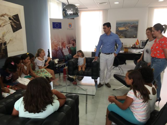 El alcalde recibe a las seis niñas saharauis que pasan el verano acogida por familias del municipio - 2, Foto 2