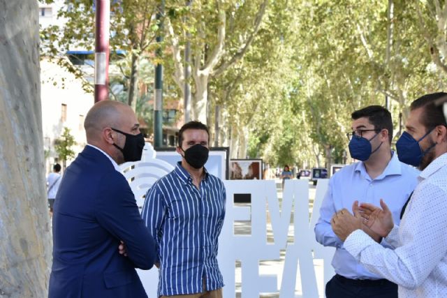 Una exposición fotográfica promociona la 40 Semana Nacional de Teatro y a Caravaca como destino cultural y turístico en el paseo Alfonso X ´el Sabio´ de Murcia - 1, Foto 1