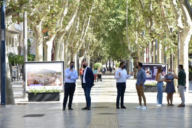 Una exposición fotográfica promociona la 40 Semana Nacional de Teatro y a Caravaca como destino cultural y turístico en el paseo Alfonso X ´el Sabio´ de Murcia - 5, Foto 5