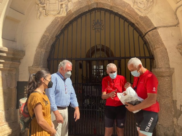    [El Ayuntamiento de Totana felicita a los dos peregrinos eulalienses que han recorrido 782 kilmetros en bicicleta para llegar a Mrida desde el Santuario de La Santa, Foto 3