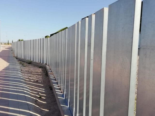 Continúan las obras que se realizan en el cerramiento del C.E.I.P. El Alba de Roldán - 2, Foto 2