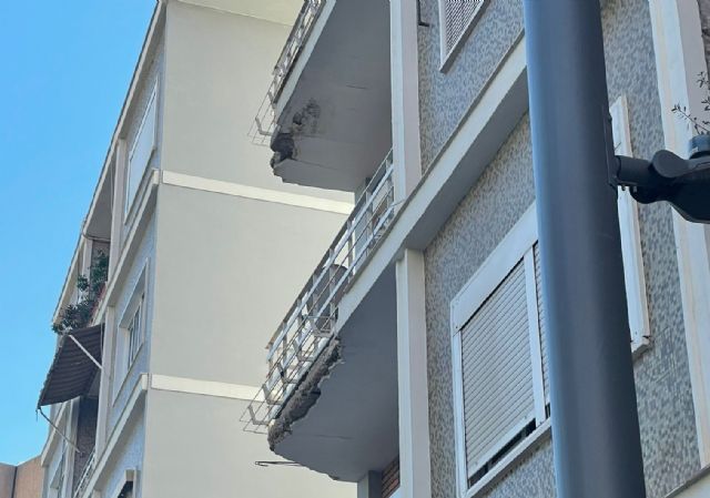 IU-Verdes Lorca exige que se acordone un edificio de Jerónimo Santa Fe en el que se están desmoronando sus balcones - 1, Foto 1