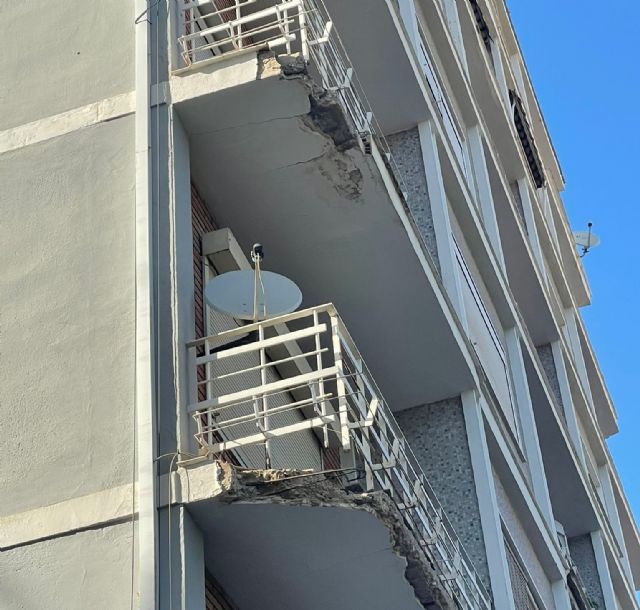 IU-Verdes Lorca exige que se acordone un edificio de Jerónimo Santa Fe en el que se están desmoronando sus balcones - 2, Foto 2