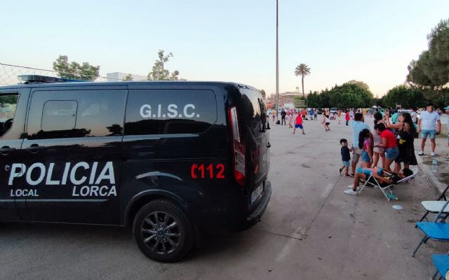 La Policía Local interpone varias sanciones por la práctica ilegal de transporte de personas y venta ambulante de alcohol y detiene a seis personas por varios delitos - 1, Foto 1