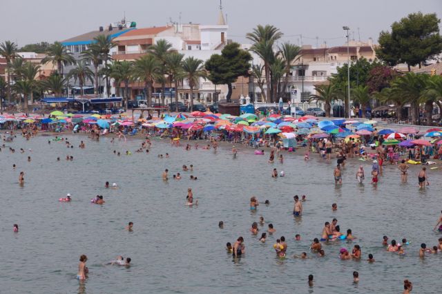 La normalidad y una gran afluencia impera en las playas de San Pedro del Pinatar - 1, Foto 1