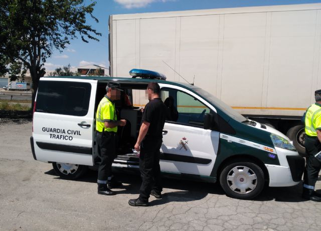 La Guardia Civil detiene al conductor de un vehículo articulado de 40 toneladas que septuplicaba la tasa de alcoholemia - 1, Foto 1
