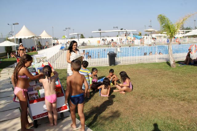El servicio de 'Bibliopiscina' ayuda a fomentar la lectura durante la época estival - 1, Foto 1